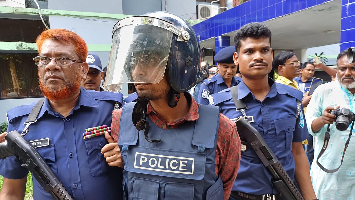 পঞ্চগড়ের আটোয়ারীতে তিনজনকে হত্যাকাণ্ডের ঘটনায় জড়িত থাকার অভিযোগে গ্রেপ্তার নবীন ইসলামকে আদালতে নেওয়া হচ্ছে। বৃহস্পতিবার বিকেলে পুলিশ সুপার কার্যালয় চত্বরে